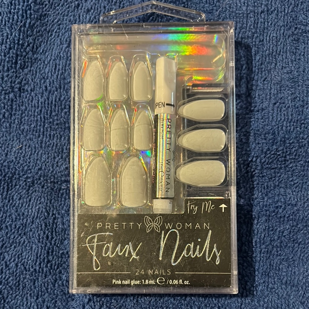 Pretty Woman Designer Faux Nails - Matte Grey,
24 ct